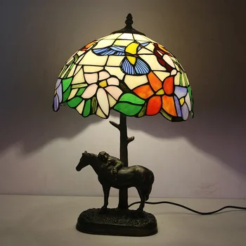 Настолни лампи LongHuiJing Тифани С абажуром от розово витражного стъкло, Стоящи лампа със смоляной стойка за носене на Коня