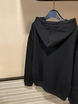 Черни модерен брендовый плюшено пуловер с качулка за жени през есента и зимата 2023 г., нова яке със средна дължина, модерен топ